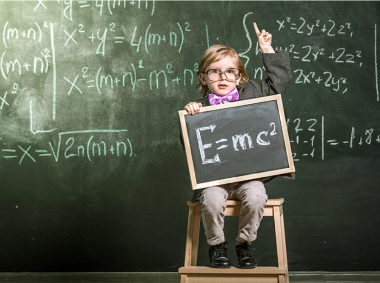黒板の前に座って相対性理論を解いている少年